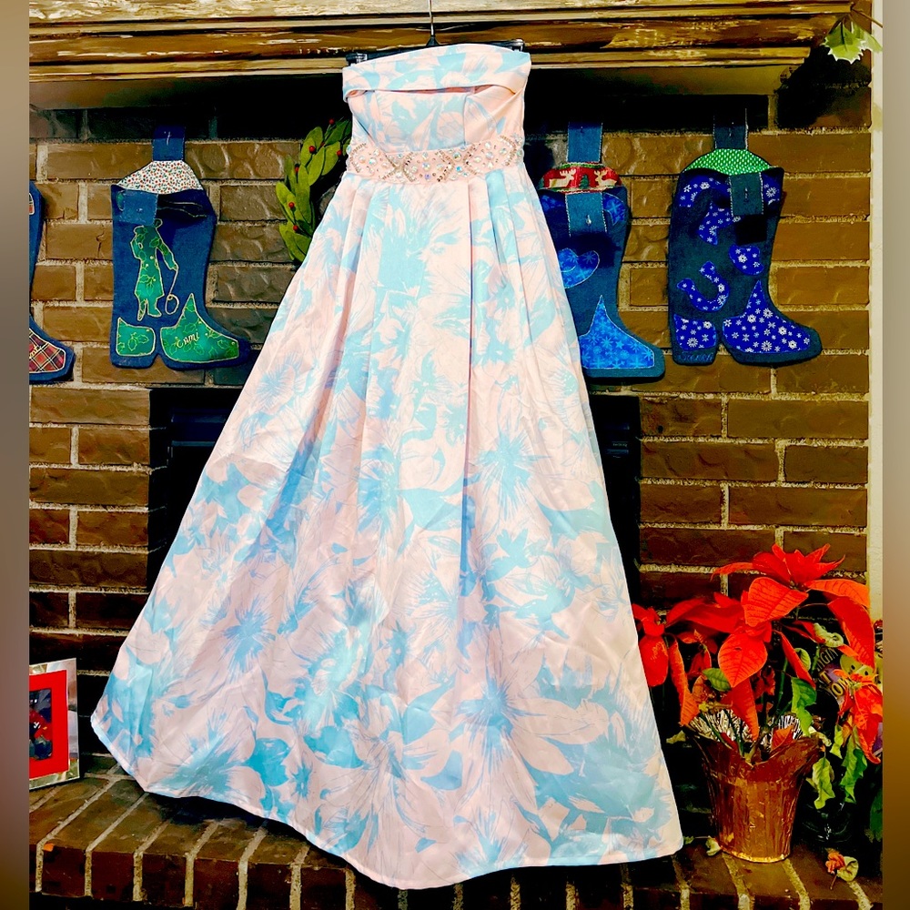 Formal gown 00 sized or even a 12 -14 kids possibly a bit smaller…..